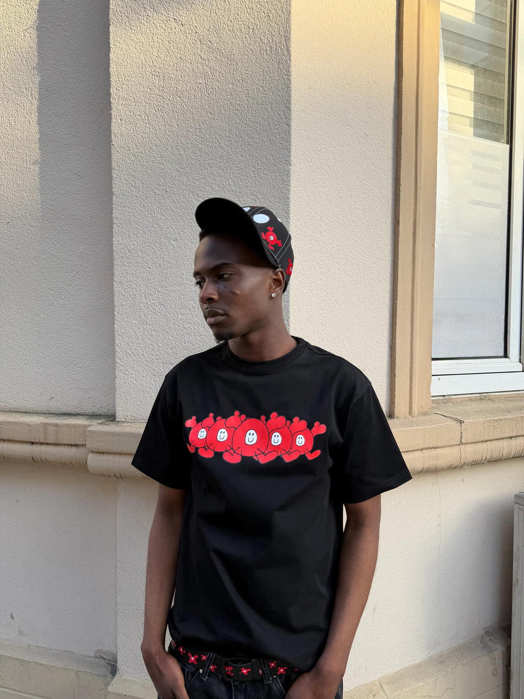 NEVER BEEN Red Logo T-Shirt Black