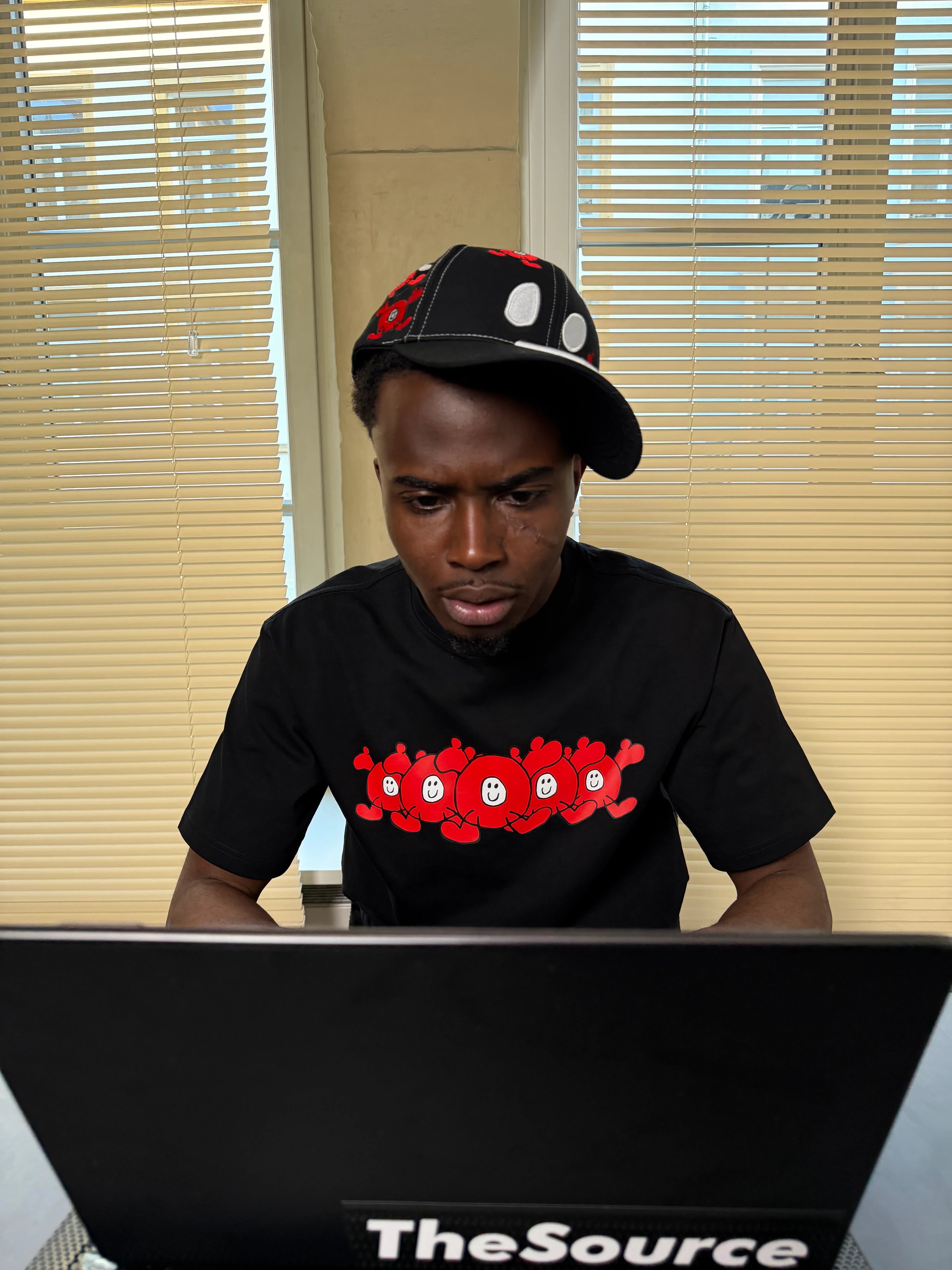 NEVER BEEN Red Logo T-Shirt Black