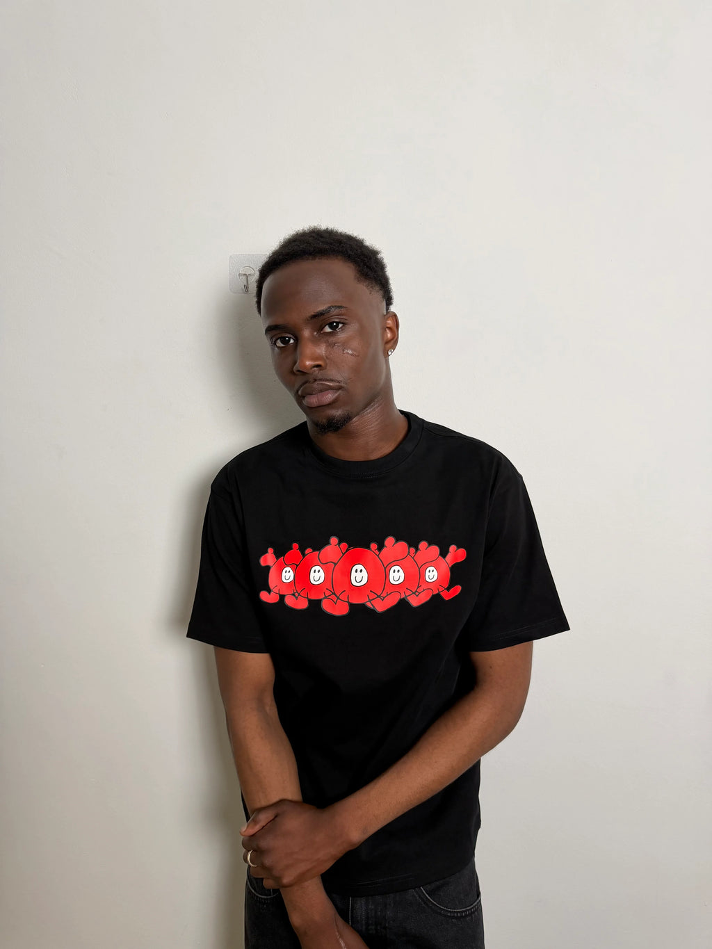 NEVER BEEN Red Logo T-Shirt Black