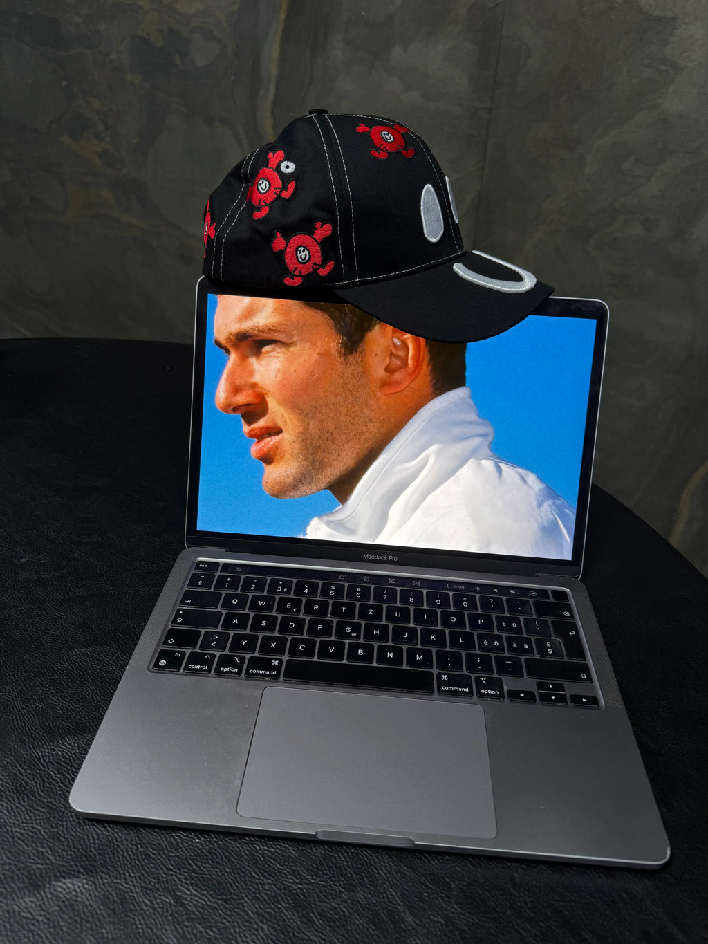 NEVER BEEN Red Logo Cap