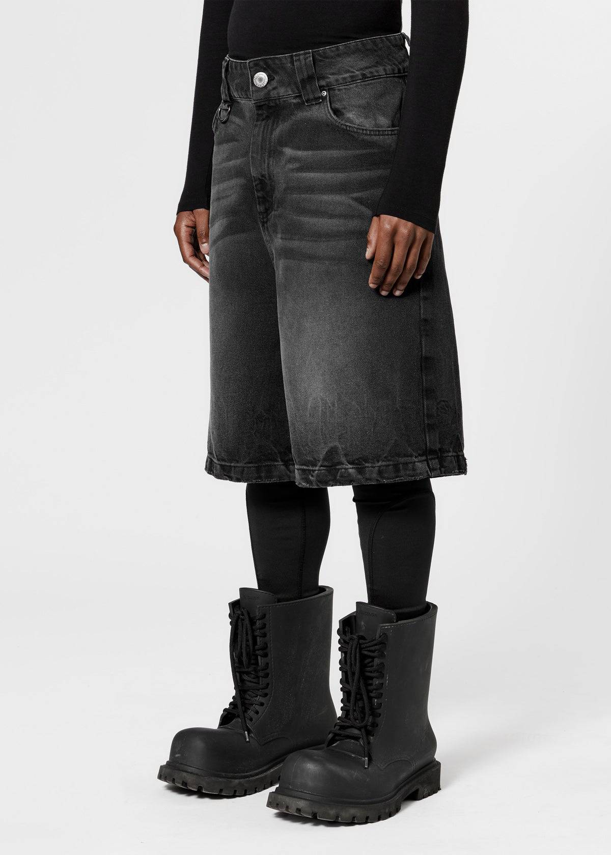 MOONLIGHT MANSION Silhouette Jorts Faded Black